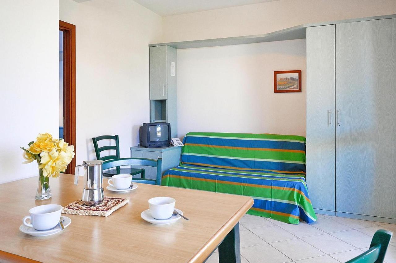 Apartment In Cecina Mare With Outdoor Pool Marina di Cecina Ngoại thất bức ảnh