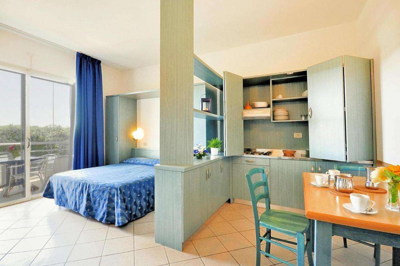 Apartment In Cecina Mare With Outdoor Pool Marina di Cecina Ngoại thất bức ảnh