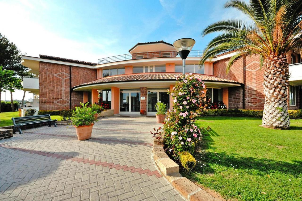 Apartment In Cecina Mare With Outdoor Pool Marina di Cecina Ngoại thất bức ảnh